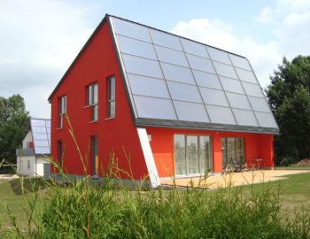 ENERGETIKhaus100® country - Chemnitz - Südwestansicht mit Blick auf die Kollektorfläche und die Terrasse